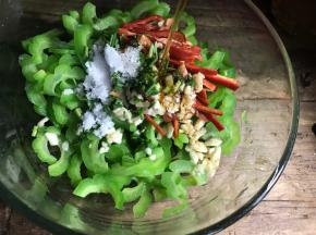 淋入香醋和香油