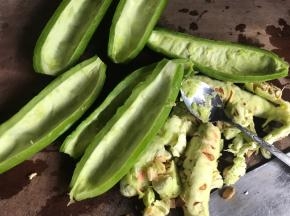 把苦瓜洗净切开，用小勺子挖出瓜瓤和籽