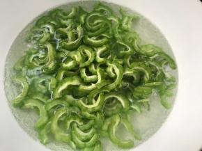 放入开水锅中，煮沸