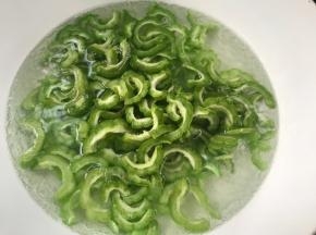 放入开水锅中，煮沸