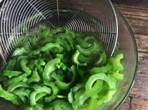 把煮好的苦瓜，捞出放入凉白开水中，浸泡至凉，捞出沥干水分