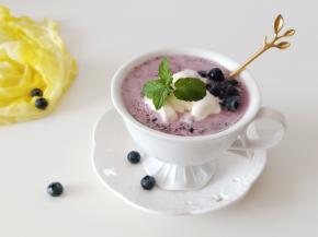 倒入碗中，上面再放点冰淇淋，蓝莓和薄荷叶做装饰，还看啥？开造吧，哈哈！