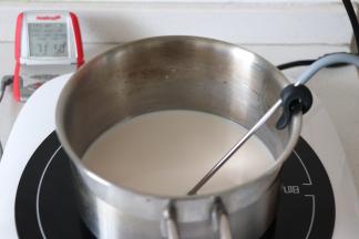 牛奶，椰汁，炼乳混合到奶锅中，煮到烫手，大约50度左右，离火。