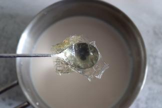 放入挤干泡软的吉利丁片。放入奶锅中，搅匀。