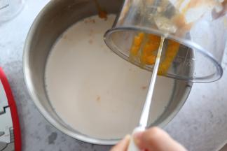 等奶液晾凉后，不烫手。加入芒果泥，搅匀。