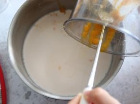 等奶液晾凉后，不烫手。加入芒果泥，搅匀。