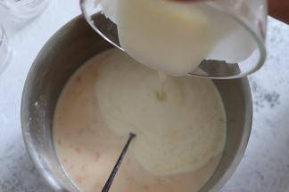 淡奶油，直接打成六分发，倒入刚才做好的芒果液中。拌匀。