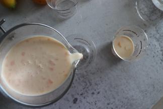 倒入准备好的小杯中。也可以是任何可以制作奶冻的工具，或者家中的喝水杯子都是可以的。全部倒好后，放入冷冻或冷藏到表层凝固。