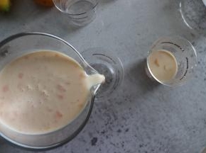 倒入准备好的小杯中。也可以是任何可以制作奶冻的工具，或者家中的喝水杯子都是可以的。全部倒好后，放入冷冻或冷藏到表层凝固。