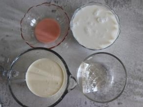 接下来制作椰汁奶油层，称量好食材。