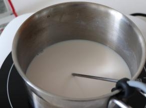椰汁和炼乳混合，煮到50度左右。离火，吉利丁和前面一样，泡软，加入到上步的溶液中。搅匀。晾凉。