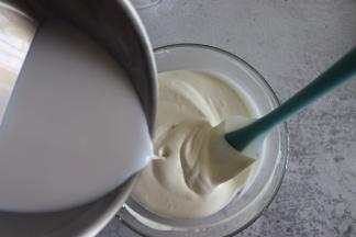 淡奶油打到6分发，（有纹路，但还可以流动的状态）。刚才做的椰汁倒入到奶油中，拌匀。