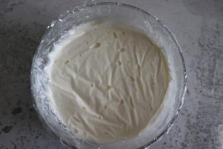 保鲜膜贴面密封，放到冷冻，凝结。