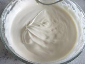 取出后，是凝固状态，稍微刮刀切一下。用手动打蛋器，搅拌顺滑。