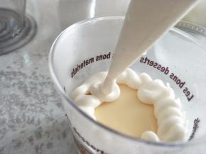 放入裱花带，挤到凝固好的芒果层。挤完后，稍微震一下，让奶油更加的密实。放入冷藏再凝固就可以了。