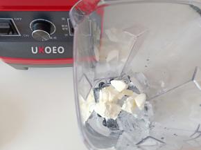 再放上少许的奶油冰淇淋。