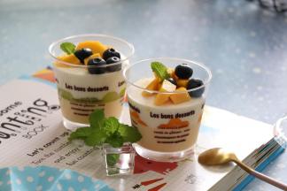 顶部加上芒果块或者喜欢的水果。，冷藏一部分，冷冻一部分。冷藏以后的口感类似布丁，冷冻后，但没有冻实，吃起来像冰淇淋，口味似杨枝甘露。