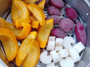 因为没买到芋头，所以用山药来代替的，口感也一样好吃，材料洗干净上锅蒸熟。