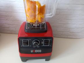 把蒸好的南瓜，山药，紫薯。分别放入UKOEO破壁机中打成泥（注意打的时候南瓜不加水，因为南瓜的水分很大，山药和紫薯要适量加点水，因为不加水太干了）