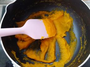 南瓜打好之后要放到不粘锅里炒一下，把水分炒干一些，不然一会木薯粉会加很多，加的太多了煮出来的成品太硬。（紫薯和山药泥不用炒）