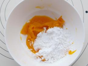 炒好后100克的南瓜泥放50克木薯粉揉成团，同样紫薯和山药泥也是这样操作。    