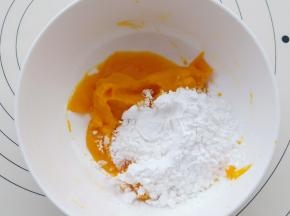 炒好后100克的南瓜泥放50克木薯粉揉成团，同样紫薯和山药泥也是这样操作。    