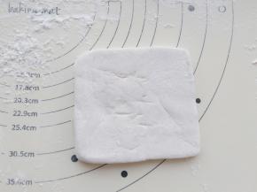 把揉好的团擀成1CM厚，四周用刮板帮助整形。