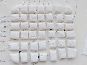 然后用刮板切成1.5--2CM左右的小方块，再撒点木薯粉就可以了，或者可以搓成长条形再切小块（圆柱形）做的多可以放保鲜袋里放冰箱冷冻保存，吃的时候随时取出来就行。