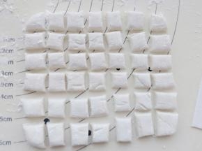 然后用刮板切成1.5--2CM左右的小方块，再撒点木薯粉就可以了，或者可以搓成长条形再切小块（圆柱形）做的多可以放保鲜袋里放冰箱冷冻保存，吃的时候随时取出来就行。