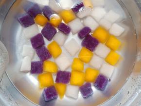 水烧开放入芋圆煮一会，芋圆都飘上来就好了，捞出来放凉水里投一下这样会更Q。