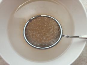 西米煮15分钟后关火焖20分钟，这个时候就没有白芯了，捞出来也要用凉水投一下。