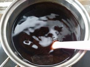 黑凉粉我也是第一次做，宇峰的做了半盒特别多，我觉得一家三口吃的话做三分之一就不少了。按照包装上的操作流程制作就可以