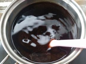 黑凉粉我也是第一次做，宇峰的做了半盒特别多，我觉得一家三口吃的话做三分之一就不少了。按照包装上的操作流程制作就可以