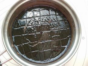 冷藏后切成小块。