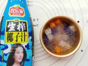 把煮好的芋圆和西米捞出来放碗里，我放的左边这个椰子汁，如果觉得不甜可以再放点炼乳。