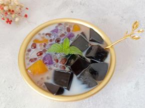 放上黑凉粉和蜜豆就做好了。