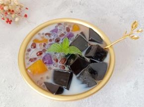 放上黑凉粉和蜜豆就做好了。