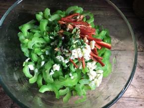 装入大碗中，加入红椒丝，蒜末和葱花