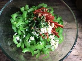 装入大碗中，加入红椒丝，蒜末和葱花