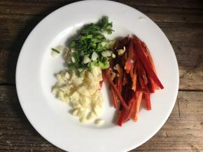 红椒切丝，备好蒜末和葱花