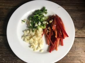 红椒切丝，备好蒜末和葱花