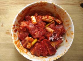 加入韩式辣椒酱、生抽和蚝油抓匀，放冰箱冷藏腌制1天1夜