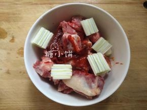 大葱切成一个指节长的段状后再对半切开
