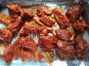 烤之前加植物油和米酒抓匀，摆到铺好锡纸的烤盘上