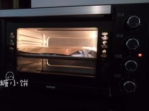 表面再用锡纸覆盖住，送入烤箱中层，180℃上下火烤1个小时。