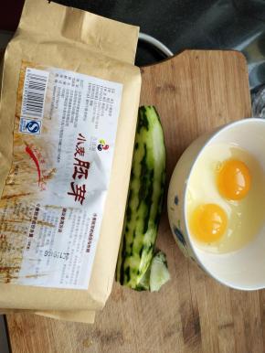 黄瓜去皮鸡蛋打入碗