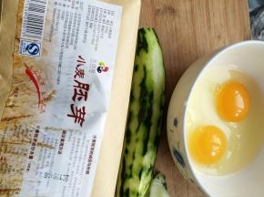 黄瓜去皮鸡蛋打入碗