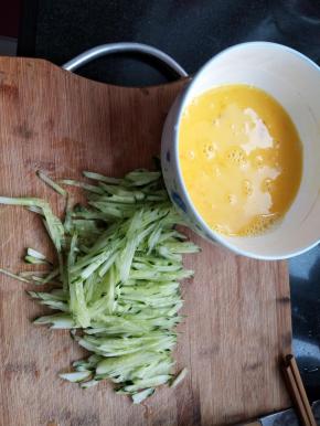 黄瓜切丝蛋液打散