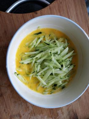 黄瓜丝打入蛋液