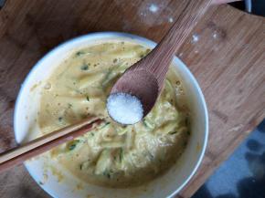 电饼铛入少许油倒入粘糊并摊平